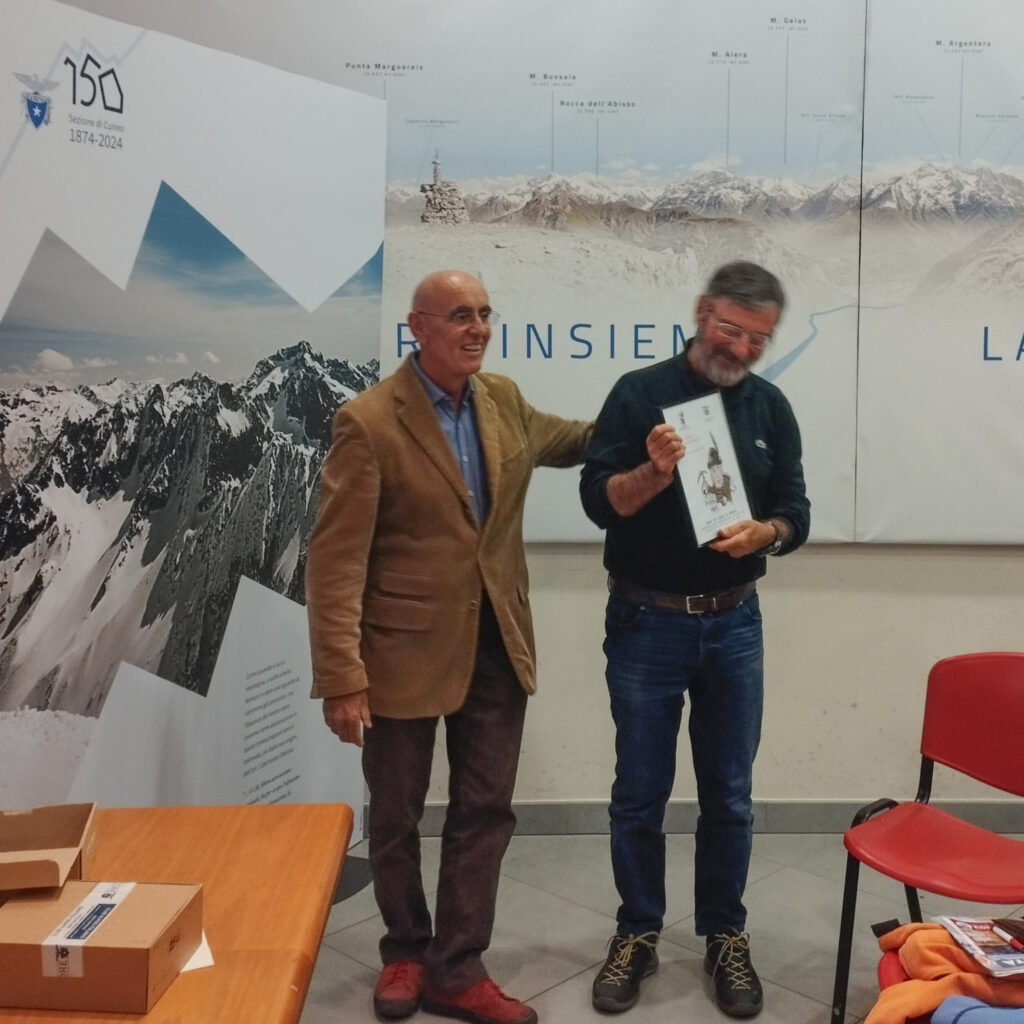 A Franco Dardanello, già past presidente della sezione e coordinatore dell’associazione Le Alpi del Sole, giunto al suo ultimo mandato nel Direttivo cuneese, la consegna del diploma di “uomo di mondo” (foto Marco Parravicini)