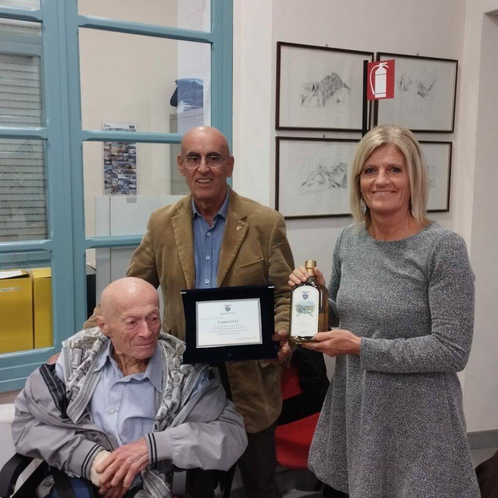 Franco Elia, nonno di Jacopo, appena eletto nel Direttivo, premiato per i settant’anni di iscrizione alla sezione cuneese del CAI (foto Marco Parravicini)